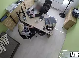 Vip4k blondes fraulein hat sex fur bargeld mit hubschen kredit-agent