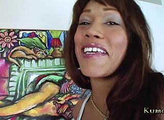 Ebony milf z velikimi joški jebe ljubko varuško. Kumalott Latina akcija se hitro segreje.