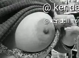 latina tetona muestra tetas en publico 😏