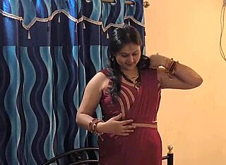 kırmızı sare içinde doğal memelerini yalıyorum fotoğraf çekiminde