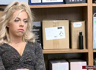 شرطي يجبر لصة بلوند سكسي تمص زبه الكبير في العمل