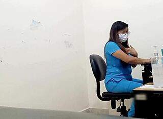 Oye doc, ¿quieres filmar porno casero intenso en la oficina del hospital después de esta entrevista?