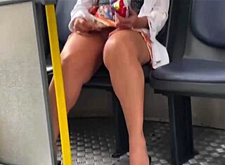 ابنة زوج 18 عاماً تظهر بدون شورت على الحافلة