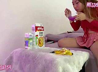 朝食に小便をかけて食べる