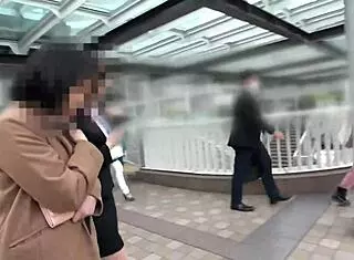 カメラ好き新入社員エリカちゃんはカメラを向けると理性崩壊エロポーズ！！