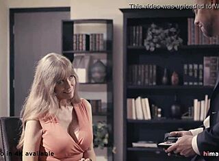 Idős hű alkalmazott találkozik fiatal 18+ főnökkel