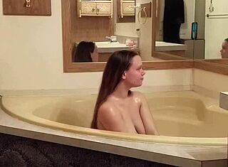 Nyugtató Fürdőidő Válik Gőzössé Terhes Feleséggel, Shadebunny-Vel Meleg Vízben