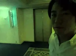 カメラ好き新入社員エリカちゃんはカメラを向けると理性崩壊エロポーズ！！