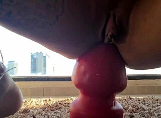 ベイビーガールが深いアナルファックと激しいフィスティングアクションをトレーニング