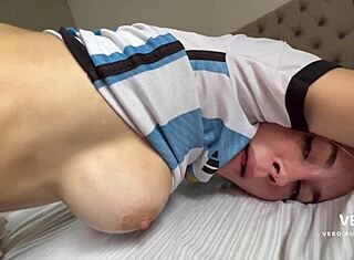 Argentina Vero Buffone kommer mens stedbror slikker hendes vagina