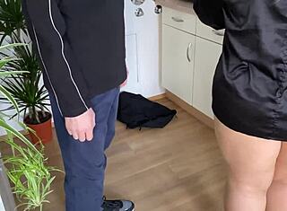 キッチンで義母をウサギのように激しく犯して、ナイロンと玩具で美しいケツに中出し