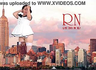 巨乳女性が街でノーパンショーで驚かせる