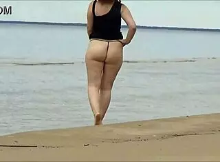 check out this upskirt flashing big ass under skirt 😏