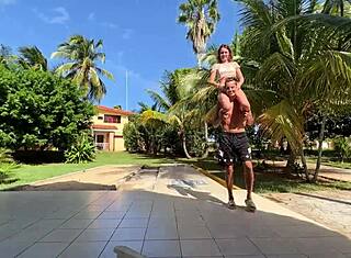 Sleci se za pivski pong z mini bikini punčko