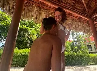 Sleci se za pivski pong z mini bikini punčko