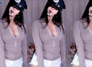 Adamım, bu Koreli seksi kız büyük memelerle dans ediyor, ateş gibi! 🔥