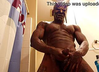 ब्रूनेट हेल्लुजाह जॉनसन सोलो में बड़ा ब्लैक हैरी कॉक वर्शिप करती है।