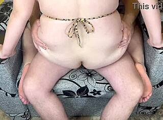 Velkokozená MILF jezdí na hluboký creampie