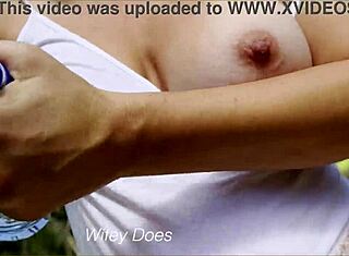 Seksowna milf w publicznej mokrej koszulce, wyzwanie ekshibicjonistyczne