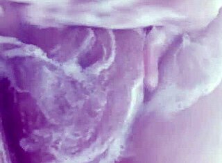 Kolumbijská gordita si užívá mýdlovou koupel a mnuluje své tělo