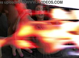 Summer Gonzo robi ekstremalne z mokrym 4na1 analnym fistingiem i prysznicem z siku.