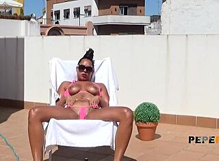 पड़ोसियों को खुद एक्सपोज करने के बाद, लैटिना किम रैंडम रूकी को पब्लिक हूड में हॉट डॉगीस्टाइल करती है