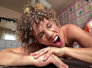 Uh, neuk mijn stiefmoeder terwijl vrienden staren, zo wild!