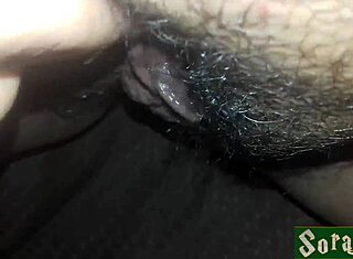 拉丁女孩好饥渴，在自制视频中炫耀湿润小穴