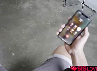 Styvbror tittar på sin heta styvsyster medan hon klär av sig