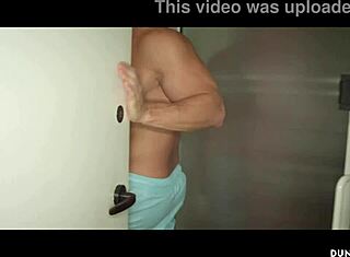 Miami Otel'de Büyük Göğüslü Asyalı Buldum, Yoğun Sikme İçin