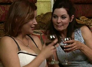 מילפים שדיות מלקקות ומשחקות זו עם זו בפראות