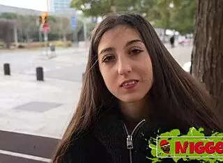 Hudiča da, sramežljiva španska majhna 18+ Vanesa Merino hrepeni po medrasni akciji!