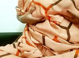 Andhra aunty flashes boobs in saree, so sexy 😍