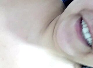 Safada Mary Jhuana derrete em brincadeira solo na cama