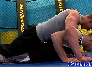 نجم إباحي مثلي مقطوع يحصل على لعق مؤخرة ومصفوف بقوة في فعل بري! 💪