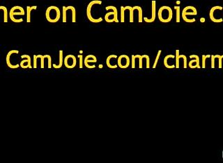 Iso-tissinen 18-vuotias teini 18+ huohottaa kun vibraattori tekee pillulleen