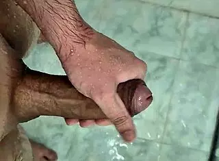 batendo uma punheta bem gostosa no banho, young 18+ twink solo