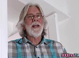 สาวน้ำตาลตัวเล็ก 18+ อาเจียนกับควยแข็ง