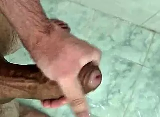 batendo uma punheta bem gostosa no banho, young 18+ twink solo