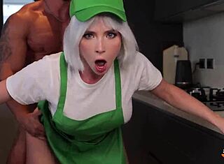 Plavolaska barmanka v kratkih hlačah ponuja divjo akcijo iz perspektive namesto kave. Njene vroče luknje čakajo!