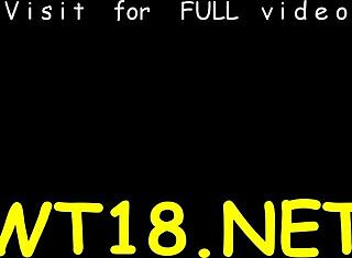 Prydlig tjej sprider benen för intensiv 18+ fitta-aktion.