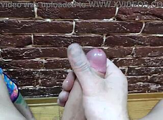 Hun teaser meg, får kukken hard, så lar hun meg onanere