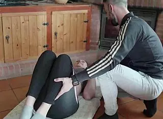 Le doy una clase de pilates a mi clienta y acabamos follando