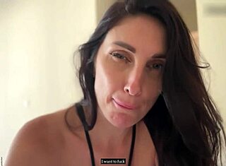 ¡Madrastra se despierta en mi cama para un creampie MILF caliente!