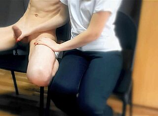 Erfahrene MILF wichst geschickt ihren nackten Freund auf der Arbeit.