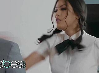 Kendra Spade és Emily Willis megbüntetve garázsban hármasban!