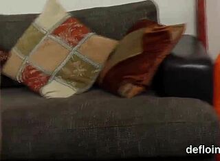 Сенсуална сладка разтваря тесната си путка и губи девствеността си в твърда сцена