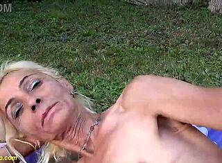 Ugh, sovány fogatlan nagymama, miért játszol így kint?