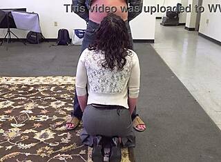 Incredibile! Matrigna costretta a ingoiare sborra in ricatto taboo!