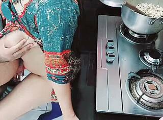 Hintli eş yemek pişirirken boynuzlu koca onun sıkı amını deliyor